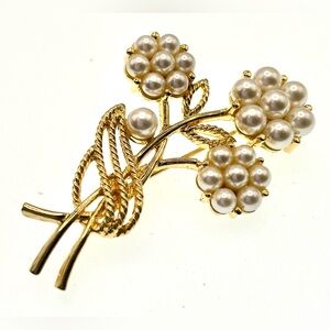 Vintage Napier Gold Tone Floral Bouquet Design Brooch Pin Faux Pearls